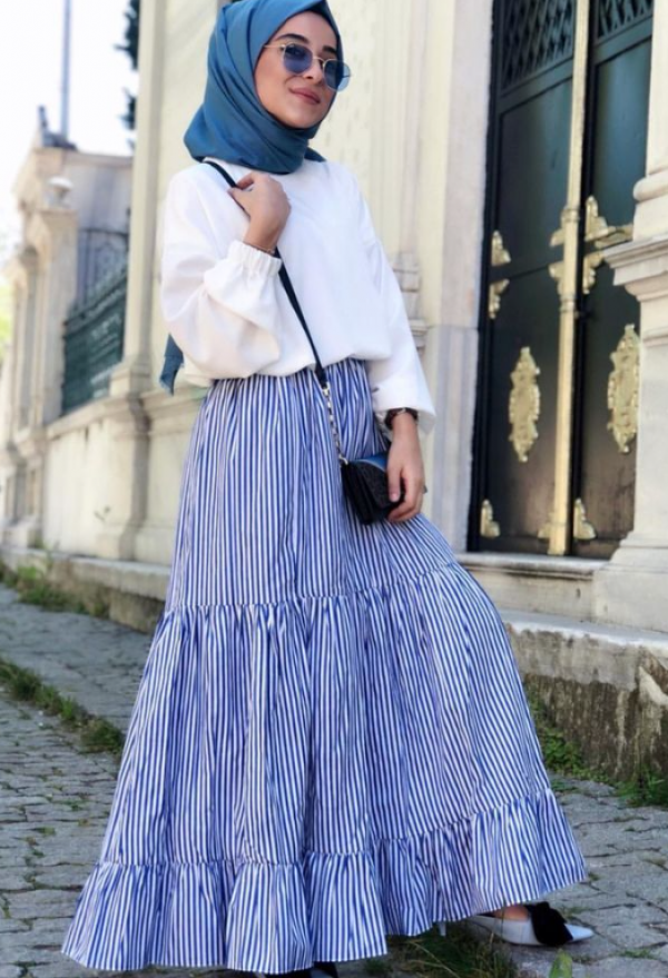 Gaun dengan potongan peplum dan rok A-line